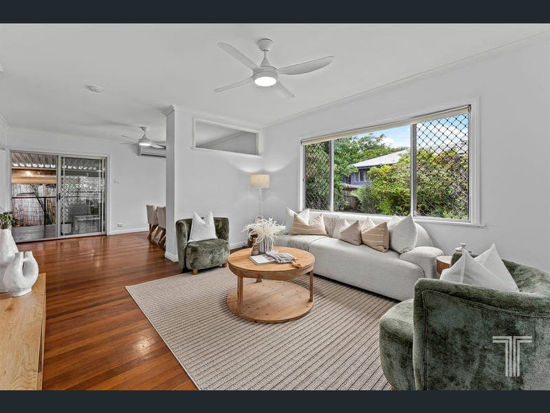 111 Nursery Road, Holland Park West — photo 1 of 5