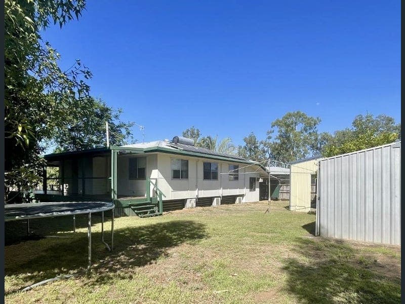 8 TURNER Court, Moranbah — photo 1 of 5