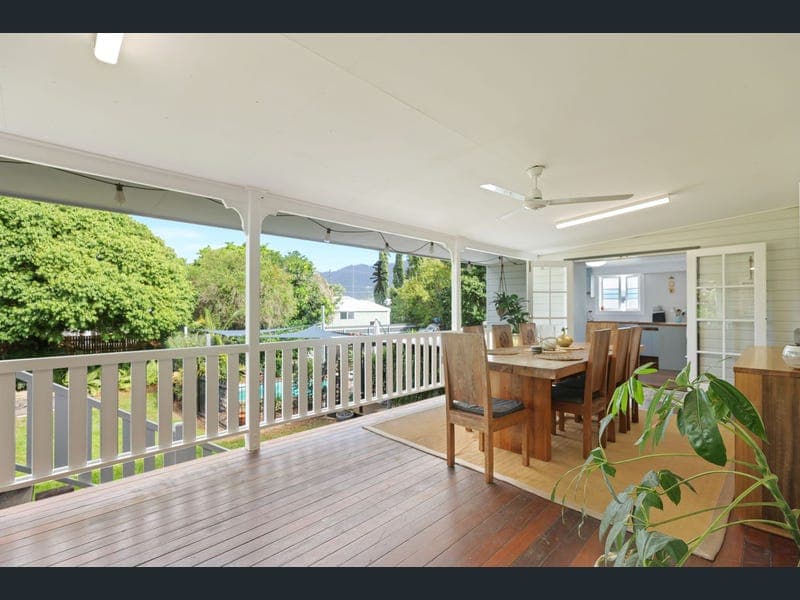 25 Dalton Street, Bungalow — photo 1 of 5