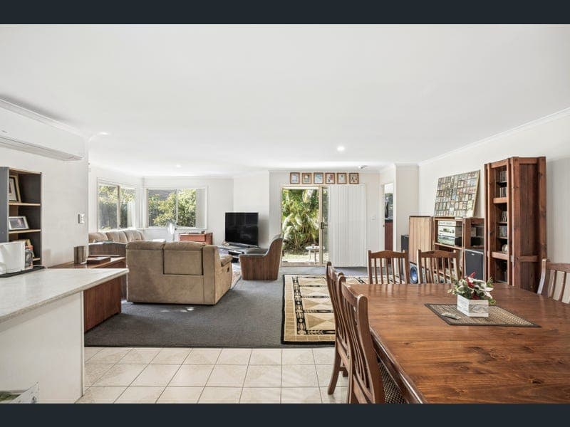 6 Dunedin Close, Merrimac — photo 1 of 5