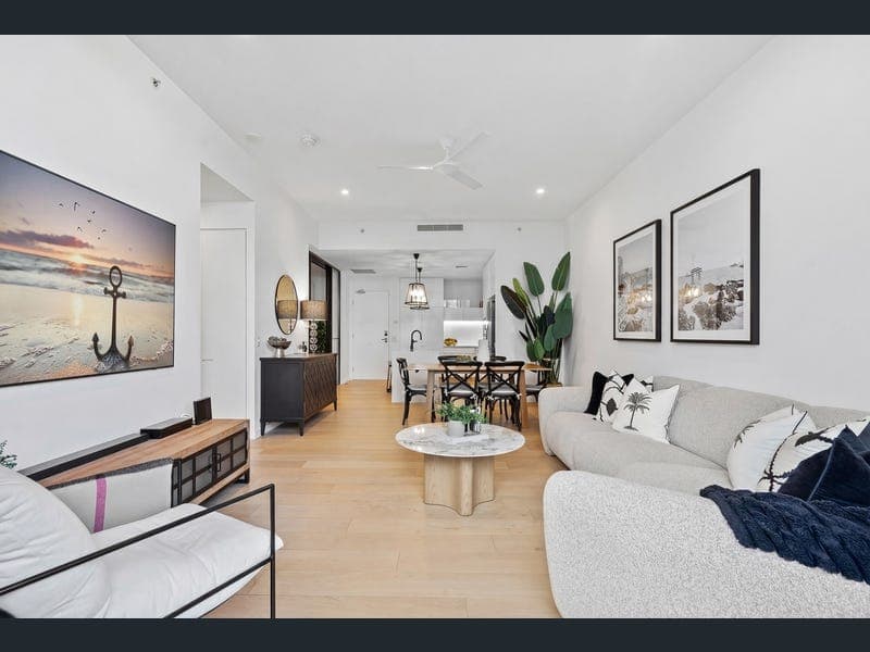 20301/21 Elizabeth Avenue, Broadbeach — photo 1 of 5