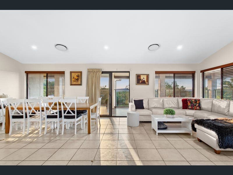 5 Manor Court, Little Mountain — photo 1 of 5