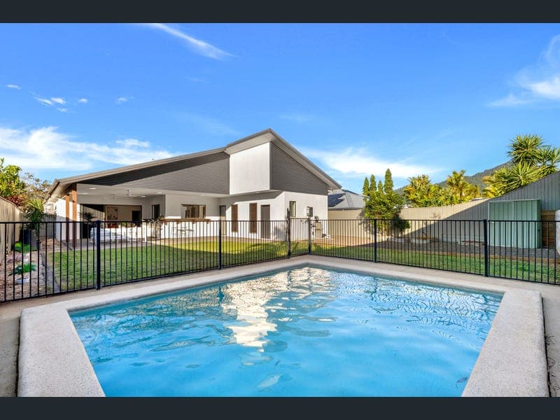 16 Botany Avenue, Redlynch — photo 1 of 5