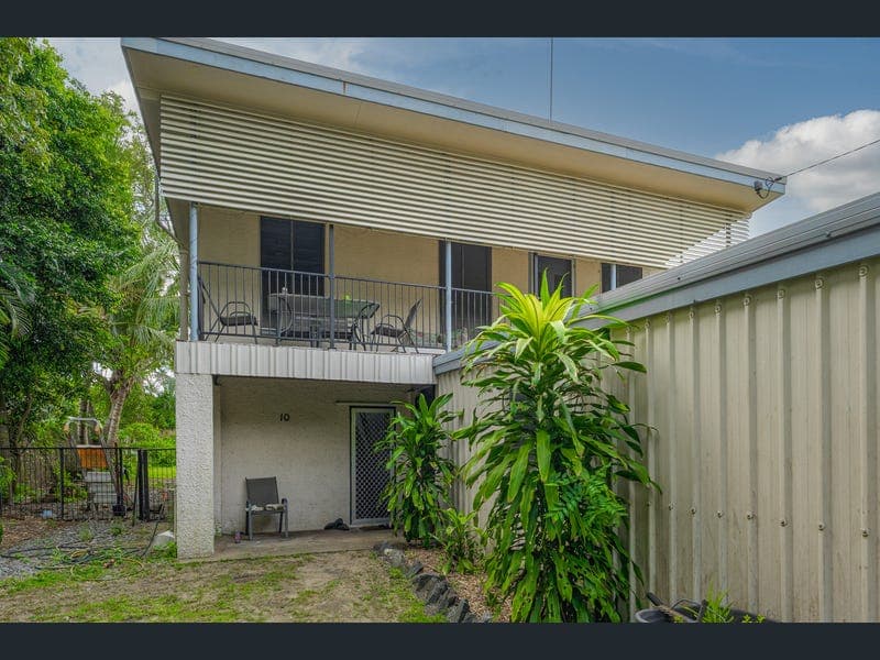 10 Acacia Street, Holloways Beach — photo 1 of 5