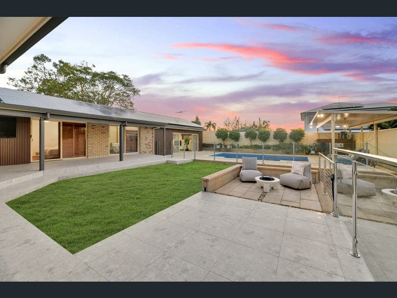7 Harold Close, Sinnamon Park — photo 1 of 5
