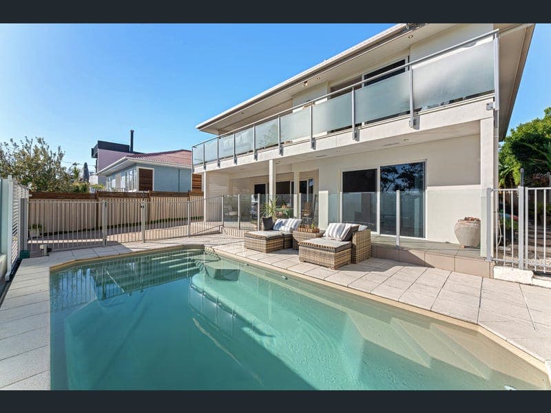 18 Bryce Street, Moffat Beach — photo 1 of 5