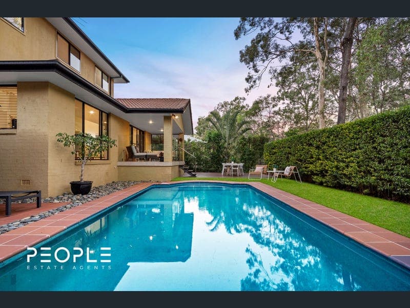 11 Hoop Pine Place, Bridgeman Downs — photo 1 of 5