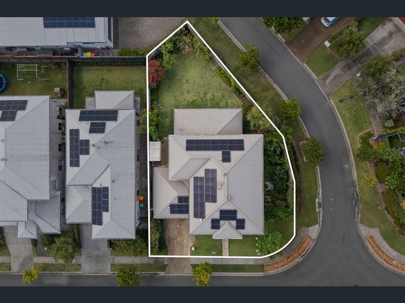 42 Windsor Drive, Upper Kedron — photo 1 of 4