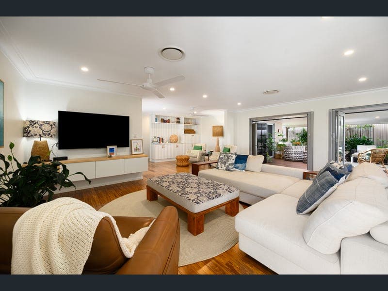 1 Flinders Court, Paradise Point — photo 1 of 5