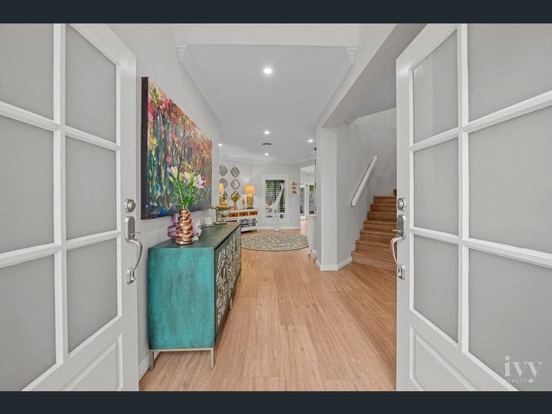 8396 Magnolia Drive East, Hope Island — photo 1 of 5