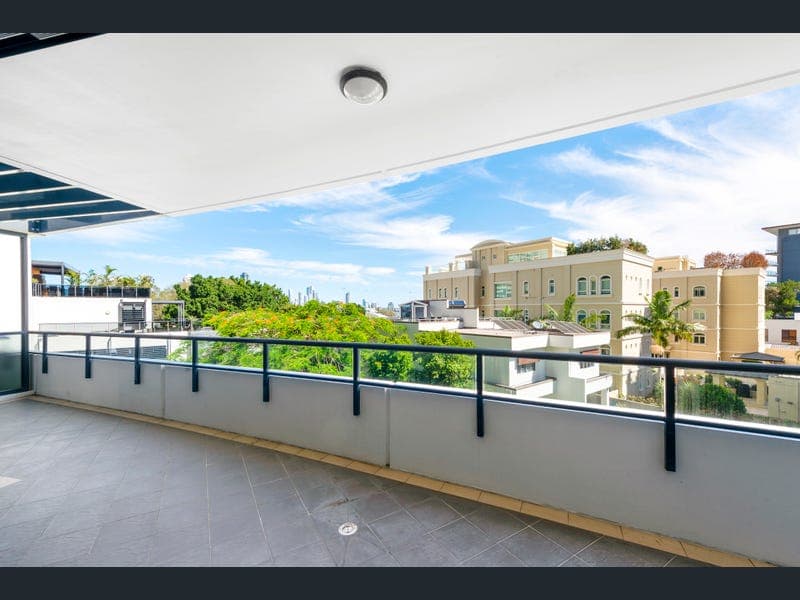 607/2 Aqua Street, Southport — photo 1 of 5