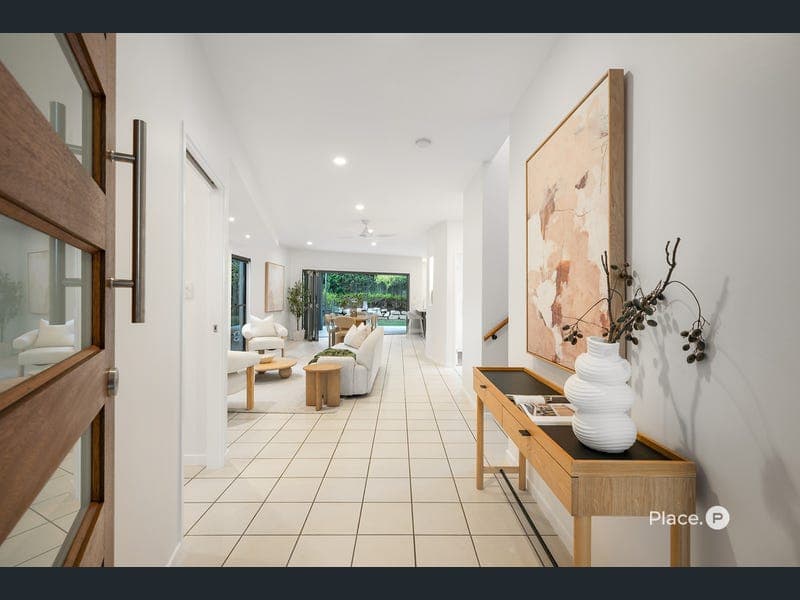 70A Reuben Street, Holland Park — photo 1 of 5