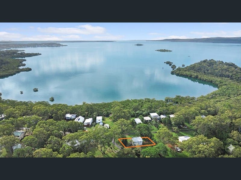 17 Wyena Avenue, Lamb Island — photo 1 of 5