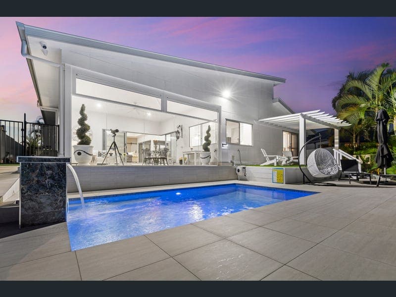 2 Pipers Point, Helensvale — photo 1 of 5