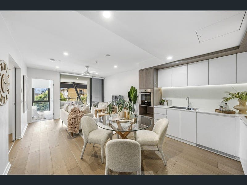 1016/123 Cavendish Road, Coorparoo — photo 1 of 5
