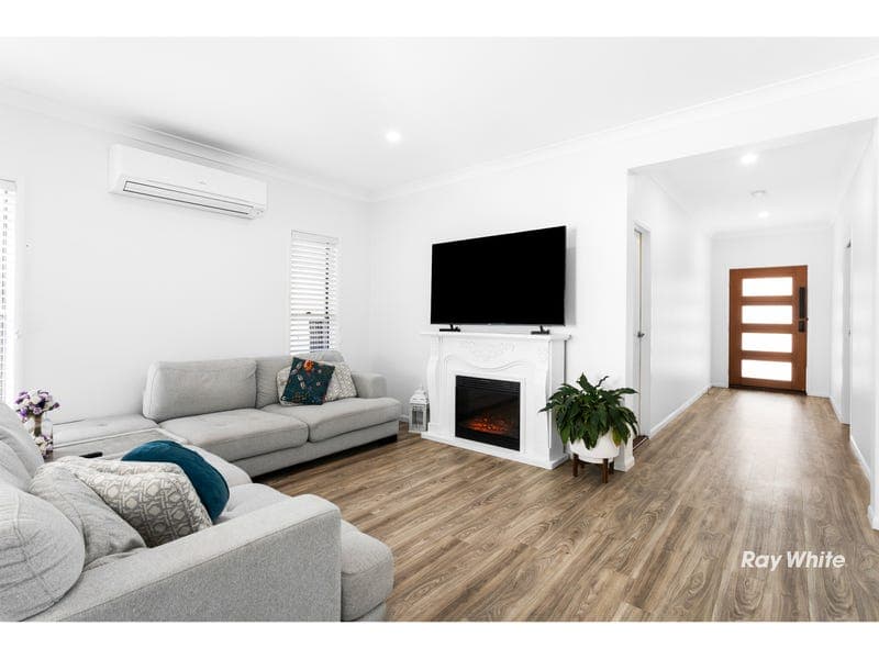 7 Neptune Avenue, Lammermoor — photo 1 of 5