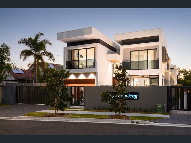 14 Kavieng Crescent, Runaway Bay — photo 1 of 5