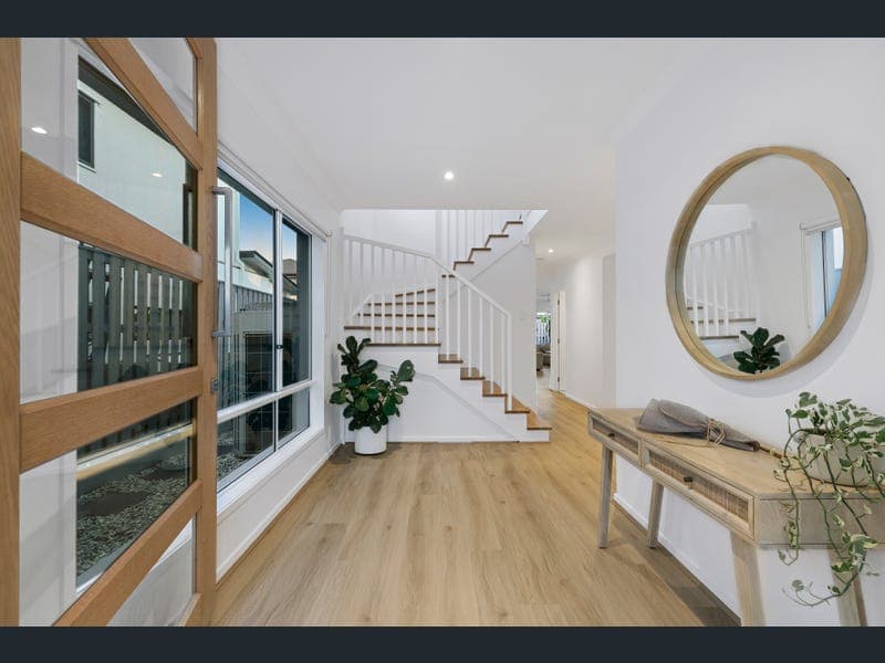 74 Meadow Circuit, Helensvale — photo 1 of 5