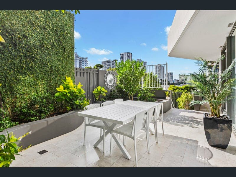 205/27 Garrick Street, Coolangatta — photo 1 of 5