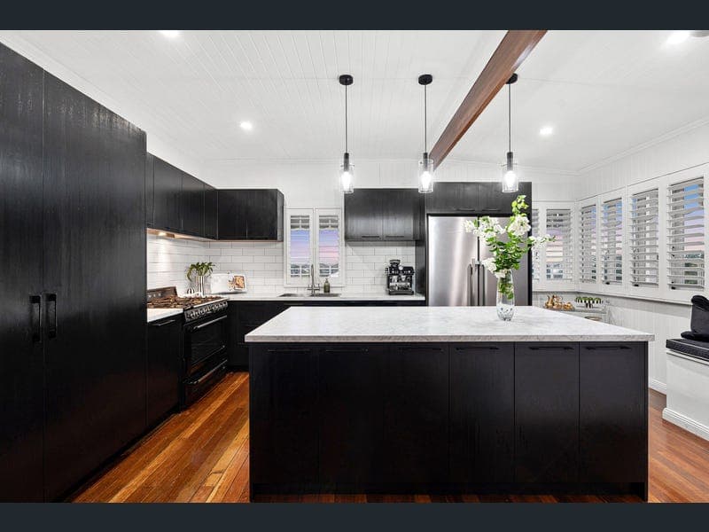 21 Parkview Avenue, Wynnum — photo 1 of 5