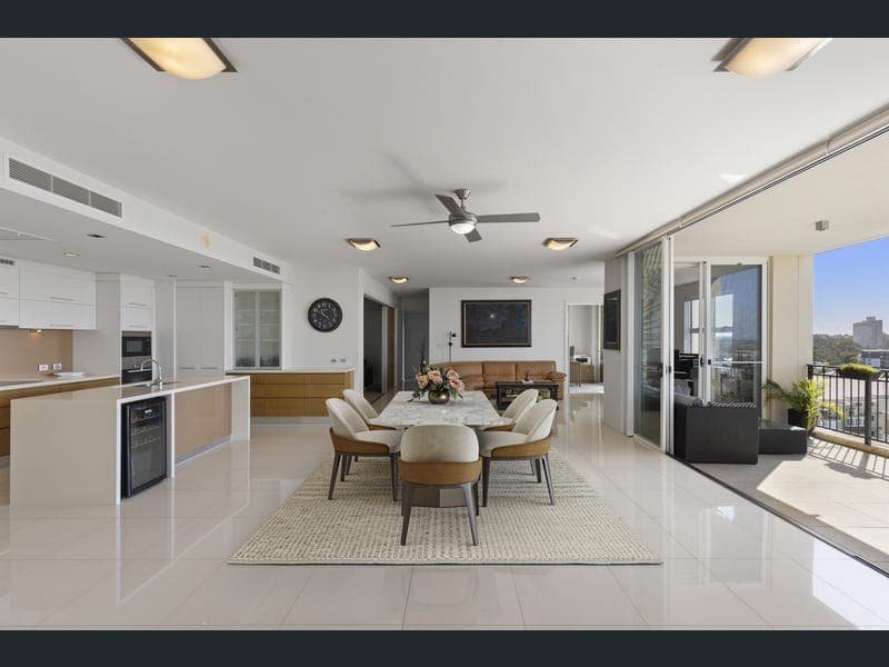 3093/3029 The Boulevarde, Carrara — photo 1 of 5