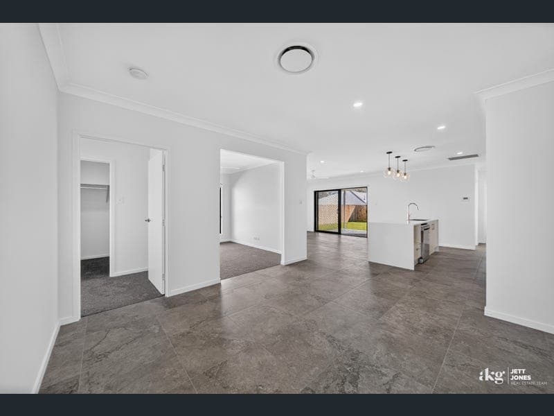 15 Sovereign Street, Flagstone — photo 1 of 5