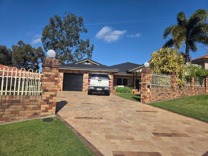 12 Leopard Tree Crescent, Sinnamon Park — photo 1 of 5