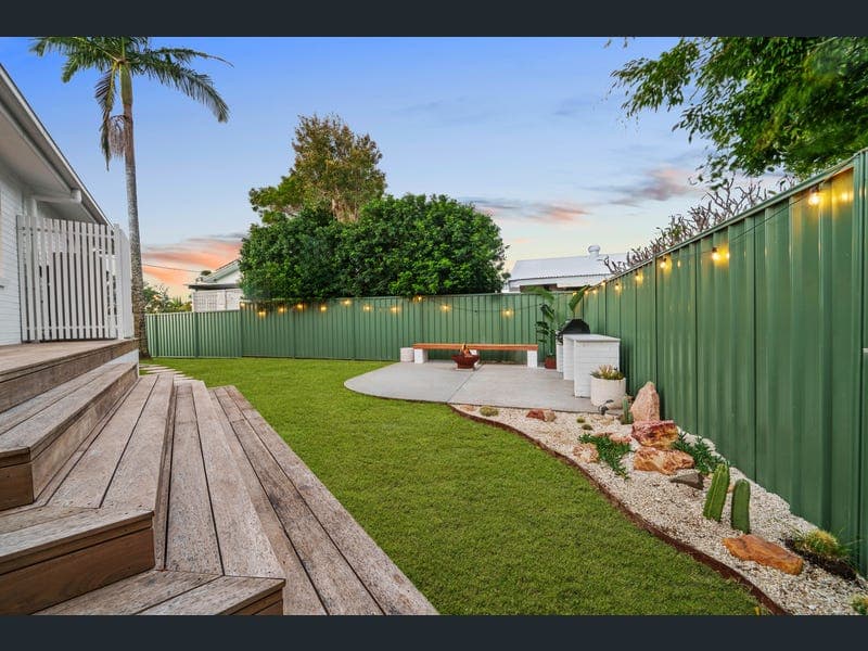 21 Yoorana Place, Broadbeach Waters — photo 1 of 5