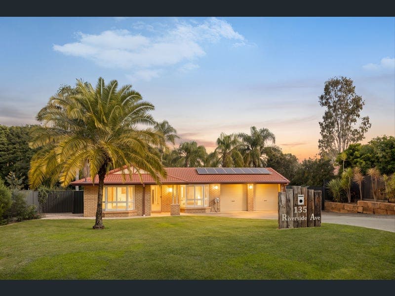 135 Riverside Avenue, Barellan Point — photo 1 of 5