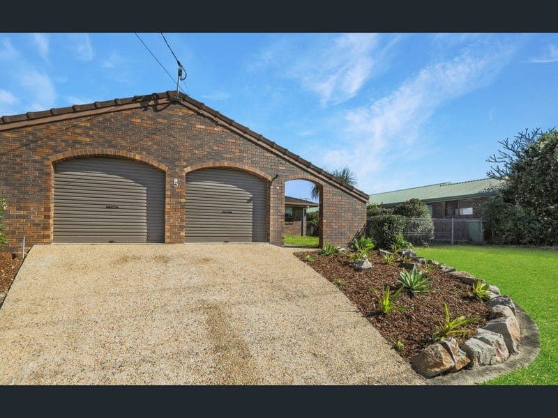 5 Vienna Way, Strathpine — photo 1 of 5