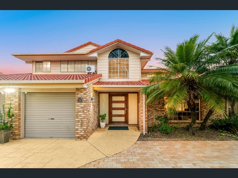 39 Honeysuckle Way, Calamvale — photo 1 of 5