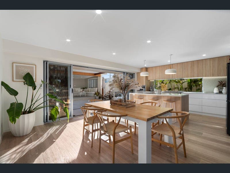 6 Budweiser Street, Biggera Waters — photo 1 of 5