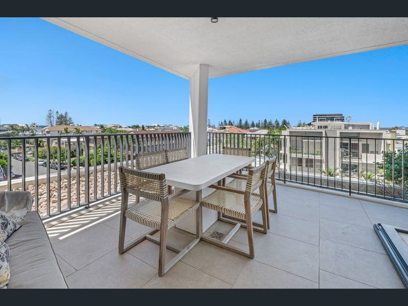304/43 Peerless Avenue, Mermaid Beach — photo 1 of 5