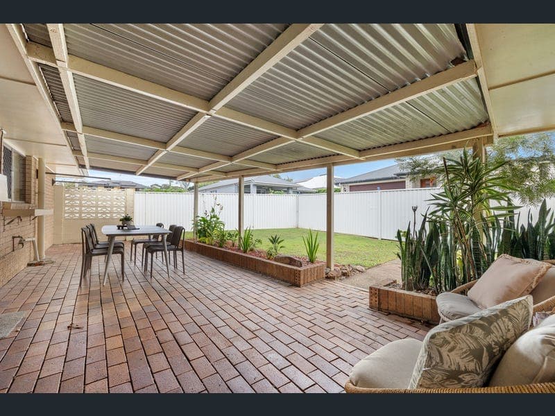12 Valantine Road, Birkdale — photo 1 of 5