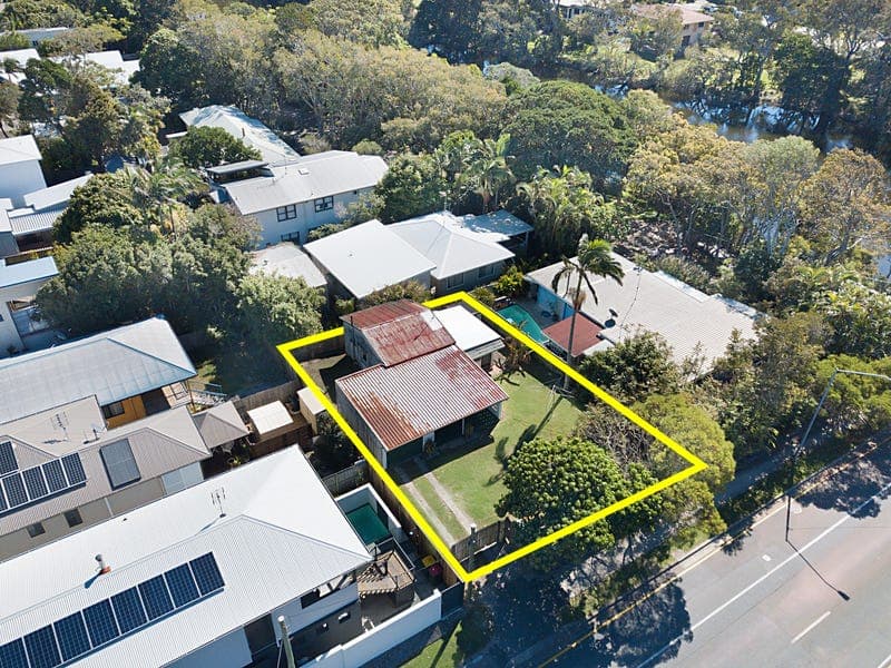 4 Buccleugh Street, Moffat Beach — photo 1 of 5