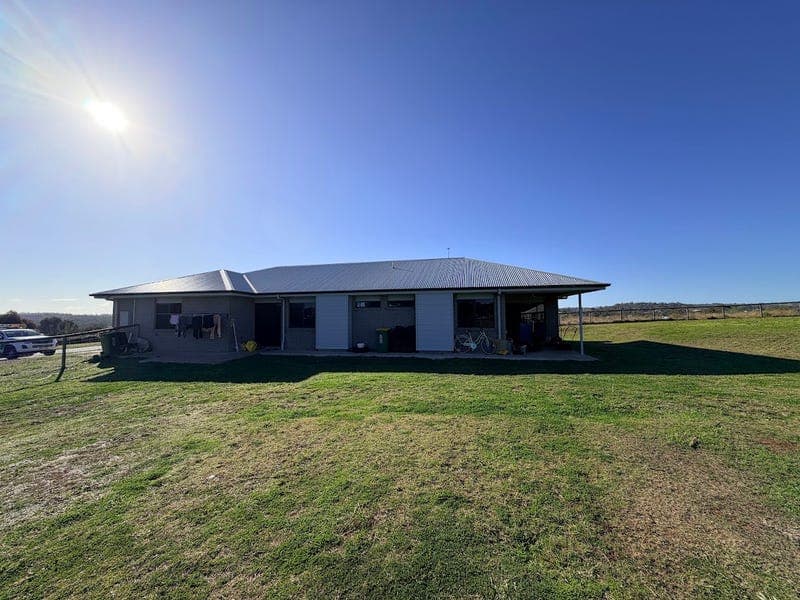 8 Willis Road, Meringandan West — photo 1 of 5