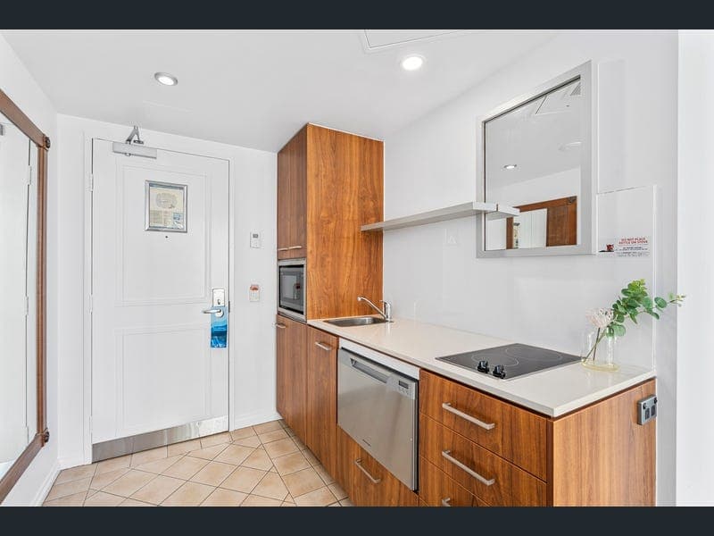 313 & 314/25 Laycock Street, Surfers Paradise — photo 1 of 5