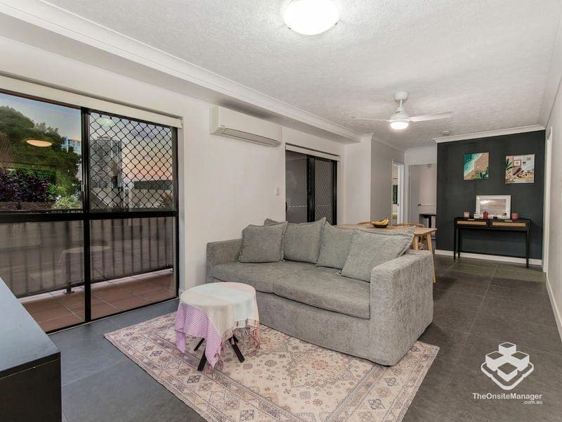4/2 Johnston Street, Southport — photo 1 of 5