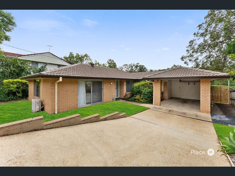 11 Longford Street, Everton Hills — photo 1 of 5