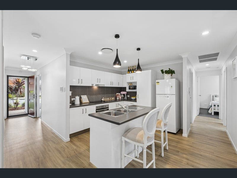 26 New York Way, Spring Mountain — photo 1 of 5
