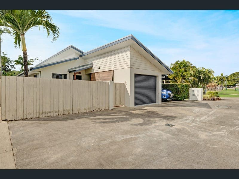 1/10 Coolum Court, Blacks Beach — photo 1 of 5