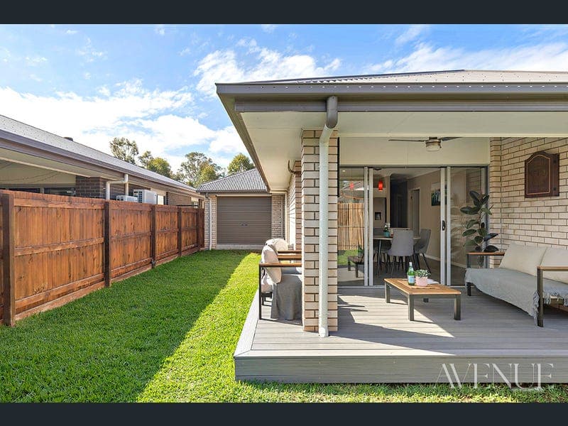18 Stoneleigh Reserve Boulevard, Logan Reserve — photo 1 of 5