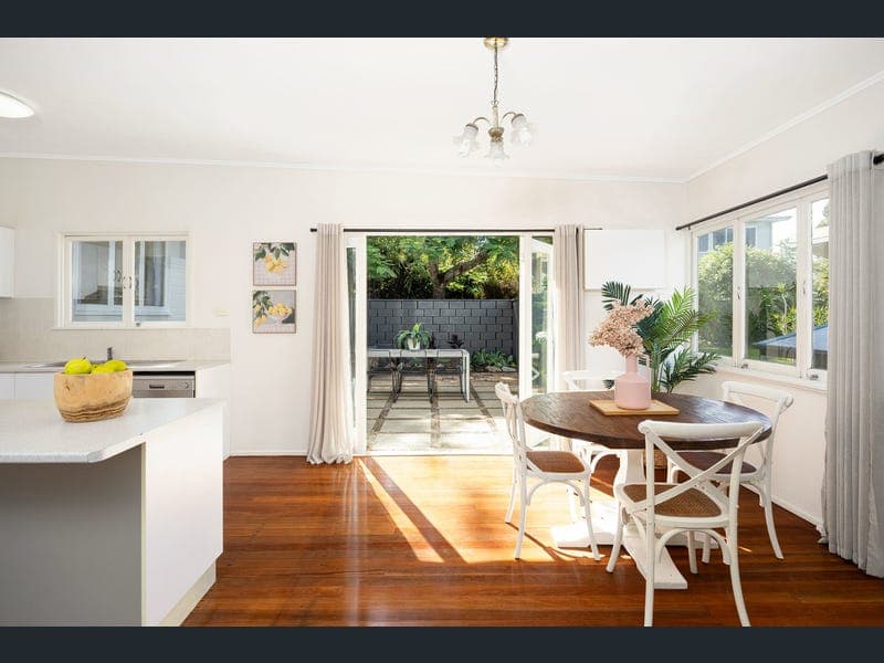 32 Alkina Street, Kenmore — photo 1 of 5