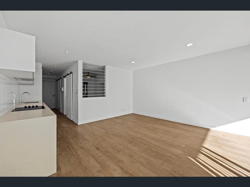 302/21 Nile Street, Woolloongabba — photo 1 of 5