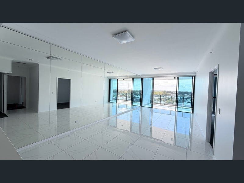 3804/5 Harbourside Court, Biggera Waters — photo 1 of 5