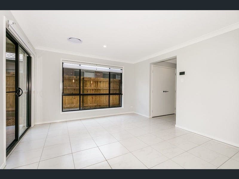 7 Fleming Street, Logan Reserve — photo 1 of 5