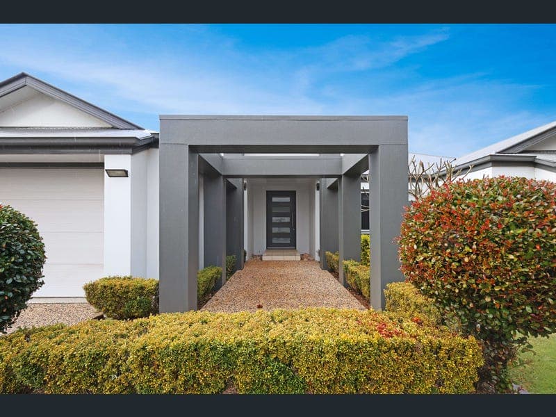 19 Bridget Court, Middle Ridge — photo 1 of 5