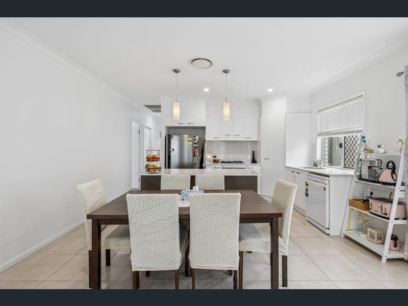 33 Rupert Crescent, Morayfield — photo 1 of 5