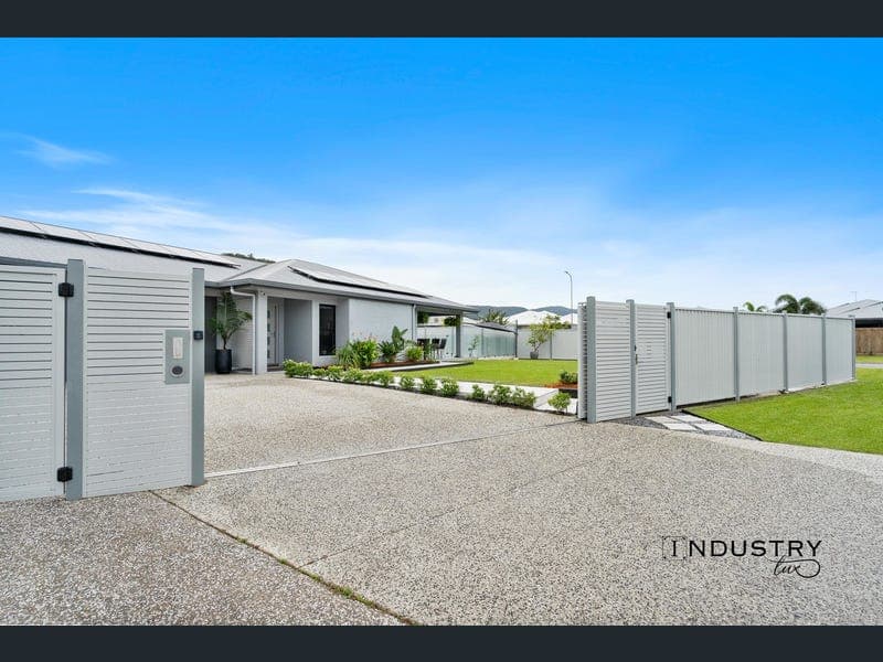 20 Wattledale Bend, Trinity Beach — photo 1 of 5