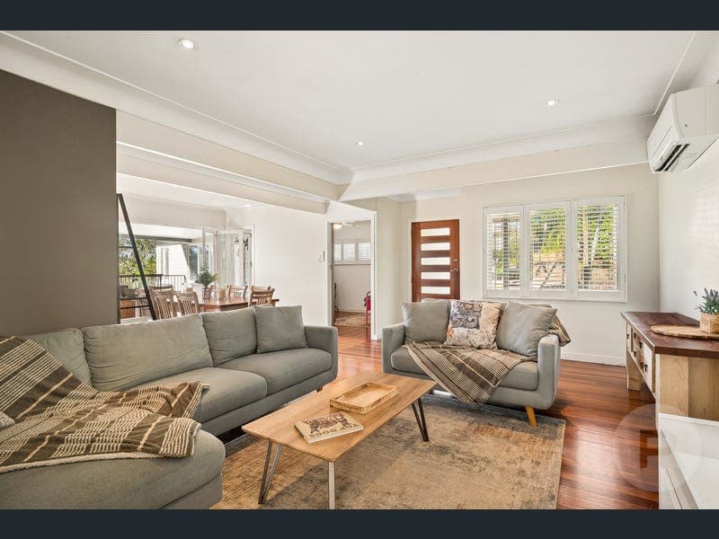 90 Simpsons Road, Bardon — photo 1 of 5